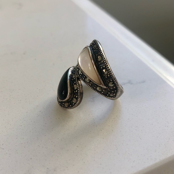 Vintage Black and White Teardrop Marcasite Ring - Picture 4 of 7